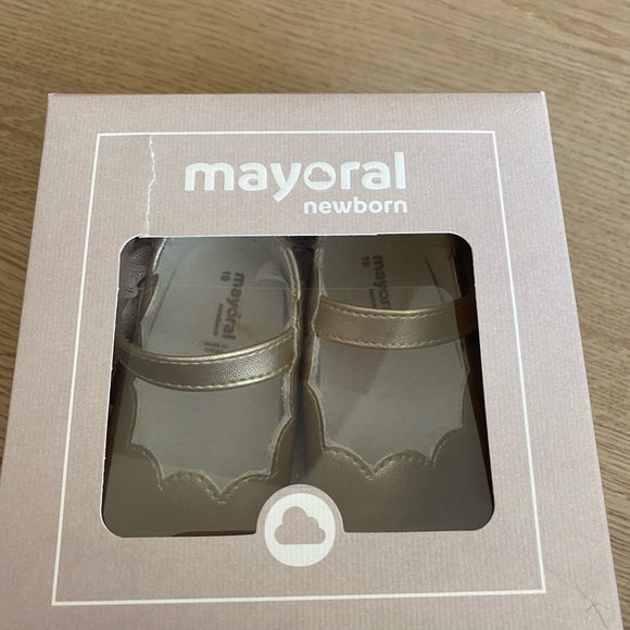 Gold Mayoral shoes size 19 - Picture 3 of 3